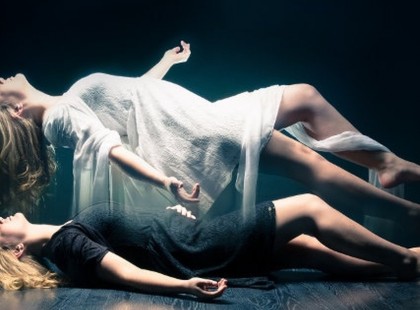 4 JEL, HOGY NEM EZ AZ ELSŐ ÉLETED A FÖLDÖN