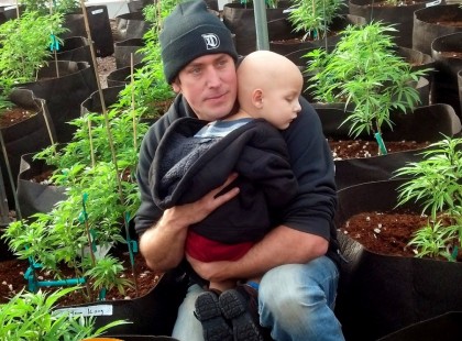 Kannabisz olaj mentette meg a 3 éves rákos kisfiú életét, miután az orvosok 48 órát adtak neki