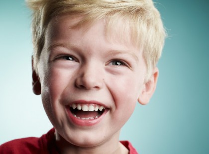 Egy 18 éves fiú randevúzik egy lánnyal. A fiú kisöccse meg akarja tudni, milyen egy randi, elbújik a csomagtartóban. A fiatal pár kihajt a város szélére.