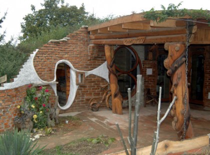 Földházat épített kétkezi munkával a faragász Bogláron, fotó