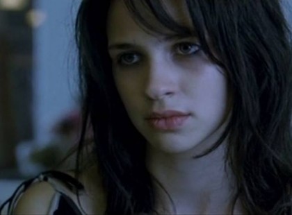 Tizenhat éves. Korán kel, magába tuszkol egy kis reggelit a bögre kakaóva