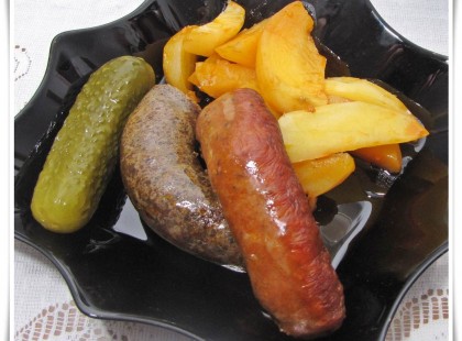 Házi disznótoros krumpliágyon egyben sütve.