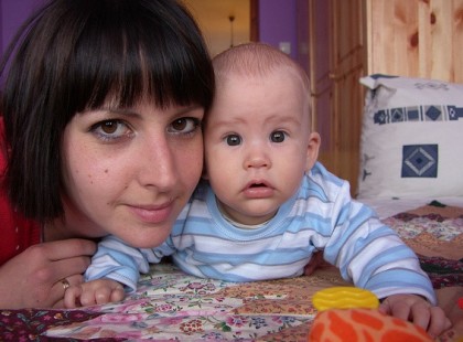 A férj fáradtan és éhesen hazaér a munkából, a felesége pedig a gyerekeket igyekszik megetetni a kanapén! Szerinted mi fog történni ezután?