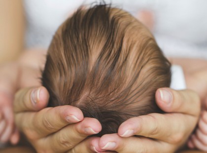 Megölelte a halva született a babáját, ami utána történt csodálatos