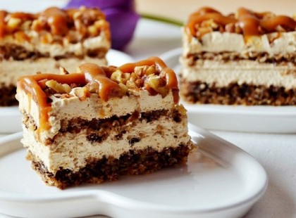 Diós karamellszelet – könnyed krémmel, sokkal finomabb mint a Snickers és óriási adag!