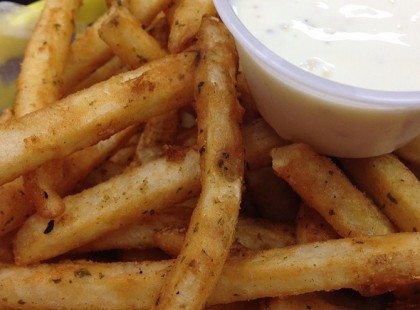 Vajban sült rozmaringos burgonya – tejfölös fokhagymaszósszal, amilyen egyszerű, olyan finom!!