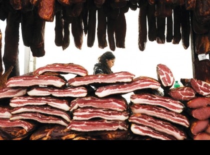 Őrület: az Egészségügyi Világszervezet méregnek akarja nyilvánítani a szalonnát és a kolbászt