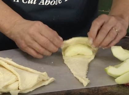 Tésztába tekerte az almát, majd elkészítette az egyik legfinomabb almás desszertet!