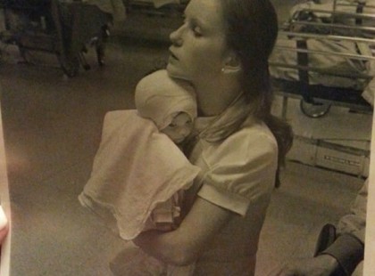 1977-ben egy ápoló megmentette egy égési sérüléses baba életét… 38 évvel később csodálatos dolog történt!