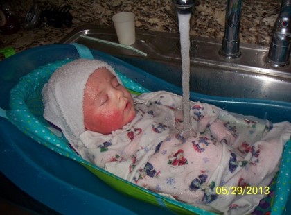 A kétségbeesett anya egész éjjel a mosogatóban altatta a gyermekét, micsoda történet!