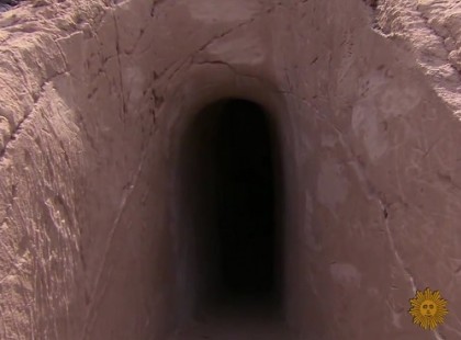 25 éve elszigetelte magát a sivatagba. Eláll a lélegzeted, ha meglátod mit rejt magában ez a barlang!