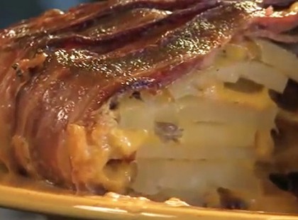 Zseniális! Baconben sütött sajttal rétegezett burgonya serpenyőben sütve - lépésről lépésre