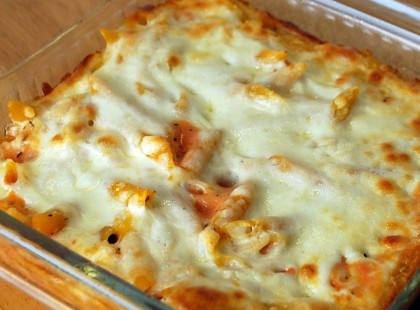 Csábító sonkás sajtos rakott tészta percek alatt!