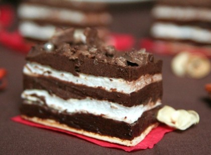 Csokoládés habcsókszelet – piskóta nélkül, sok finom krémmel! A cukrászok sem készítenek jobbat!