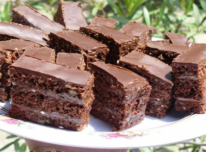 Fenséges csokoládés diós piskóta, nagy adag csokikrémmel és csokoládébevonattal!