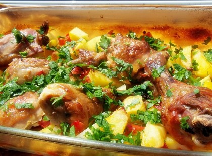 Fenséges fokhagymás burgonya, sült csirkével – a kedvenc főételünk!