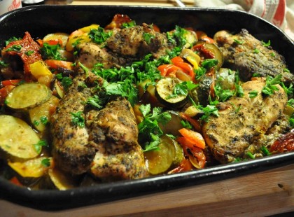 Fűszeres csirkemell vajban pirult zöldségekkel – alig van vele munka, de az íze mennyei!