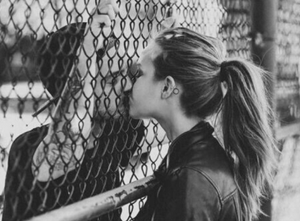 Választás kérdése az egész: beéred kevesebbel, vagy sem? Elfogadod, hogy bánt, vagy búcsút intesz neki? Csak azt tehetik meg Veled, amit megengedsz a másiknak.. Tudd, hogy hol a határ, tudd, hogy mikor kell búcsút inteni, hogy mikor nincs már értelme ragaszkodni valamihez, ami talán soha nem is tett boldoggá.. Tudom, azt gondoltad, hogy az vagy, talán még mindig.. Láttál benne valamit, hogy milyen lehetne, hogy boldoggá tehetne, hogy minden megváltozhatna.. Aztán semmi sem történt. Sem tegnap, sem ma - holnap sem fog. De Te még mindig ragaszkodsz egy álomvilághoz ahelyett, hogy búcsút vennél az illúzióktól, és végre a saját csodádat kezdenéd keresni. Indulj el, bízz benne, hagyd, hogy megtaláljon - hiszen létezik.