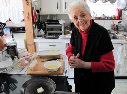 Egy fiatal lány elárulta nagymamájának, hogy a nagyapa megcsalja. Olvasd el, hogy mit tett a hír hallatán az idős hölgy