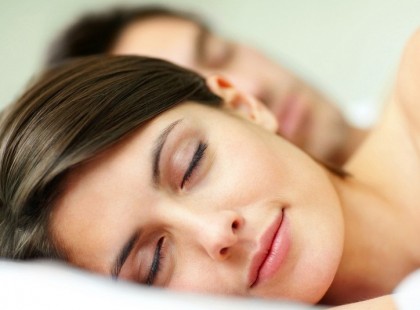 Így tanítsd meg az agyad arra, hogy 1 perc alatt elaludj este.