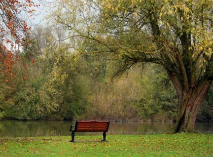 Egy fiatal ült a padon, amikor egy fehérbe öltözött ember ült le mellé. Hihetetlen ami ezután történt!