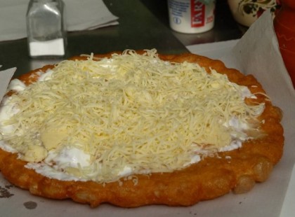 Sajtos-tejfölös gyors lángos, természetesen jó sok fokhagymával!