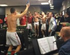 Videó: micsoda buli! – Ezúttal élő zene szólt az öltözőben! :) Mert a nézését... meg a járását... :) Így táncolták el a győzelmi táncot focistáink! :)