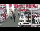 A media markt adott 100 mp a srácnak, hogy összeszedjen amit akar. Jól kicseszett velük :D - A srác 100 ezer dollárt, azaz 27 millió forintot zsákmányolt :D