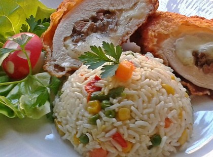 Csirkemájas, baconös, sajtos töltött csirkemell rántva