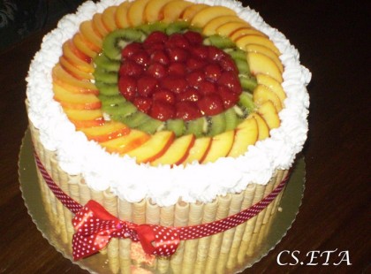 Erdeigyümölcs-mascarpone-joghurt-tejszín torta Eta módra :)