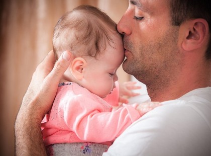 Mint madár fészkéből, Kirepül gyermeked. Várja őt az élet, tátong a messzeség, Megoldandó dolog vár rá éppen elég. Ha göröngyös útra téved a szekere, Mindig legyen vele a fészek melege