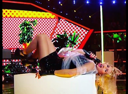 Peti ezt a dalt is eszméletlenül jól tolta! Nem is találhattak volna alkalmasabbat, aki ilyen szinten alakította volna Péterfy Borit. A mai este legszórakoztatóbb szereplését láthattuk. Legyen az Péterfy Bori vagy egy becsípett titkárnő egy céges bulin! :) Neki ez is sikerült! Mi eszméletlen jót nevettünk. Nyomj egy lájkot, ha Neked is tetszett! :)