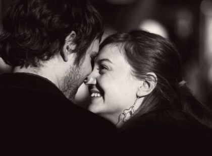 A szeretet két ember között azt jelenti, hogy a másik öröme, jó érzései (...) fontosabb, mint az enyém. A szeretet lemondást jelent az önző, egocentrikus életvitelről.A szeretet szívesen vállalt áldozatokkal jár utólagos számlabenyújtások, megbánások nélkül. A szeretet - ha már megszűnt is - visszaragyog a múltból, mint az élet legfontosabb ajándéka. Még egyszerűbben: a szeretet annak az öröme, hogy a másik a világon van. Popper Péter