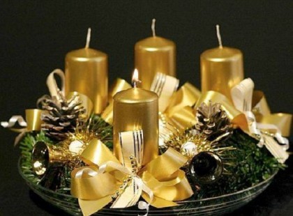 Advent első gyertyalángja Advent első gyertyalángja legyen ma a béke, apró gyermekszívek szépreményű éke, ráncos, fázós kézfejeknek forró meleg kályha, szomorú arcocskáknak pihe-puha párna. Advent első gyertyalángja legyen ma a mosoly, ott is ahol kacaj hallik, s ahol bánat honol, hisz, ha Advent gyertyájában fellobban a láng, szeretettől fénylik ez a könnyező világ. Kun Magdolna