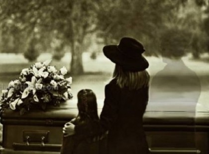 Bennünk él egy arc, egy meleg tekintet. Egy simogató kéz, egy sóhaj egy lehelet. Bennünk él a múlt, egy végtelen szeretet. Amit Tőlünk senki, soha el nem vehet. Egy a reményünk, mely éltet és vezet. Hogy egyszer majd találkozunk Veled!