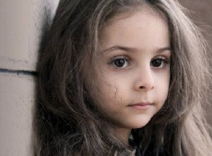 Két fajta ember létezik. Az egyik hazugságokkal épít csillogó életet, de hideg van házában, s lelke kong az ürességtől. A másik szeretettel kövezi ki otthonát, mely felfűti napjait, s minden pillantásával a jót építi. Az egyik féli az éjt, nem lát túl rajta, s képtelen hinni a csodát. A másik az égre emeli tekintetét, gyönyörködik a csillagokban, és nincs lehetetlen számára.