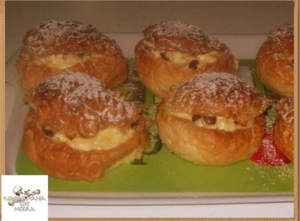 EGYSZERŰ,DE NAGYON FINOM! TÚRÓVAL TÖLTÖTT ZSEMLE.