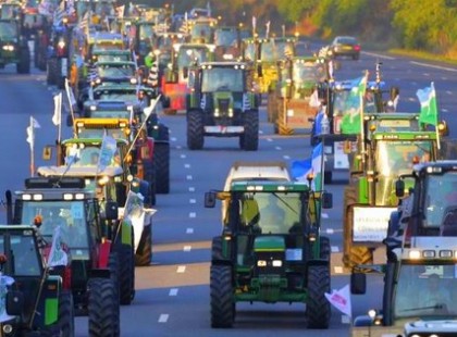 Traktorokkal zárják le a migránsok buszai előtt az utakat a bajor gazdák hétfőn, ha Merkel nem változtat.