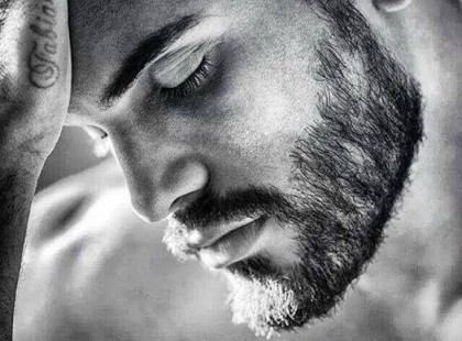 Egy ember hirtelen meghalt. Egyszer csak megpillantotta az Istent, ahogy közeledett egy bőrönddel a kezében.