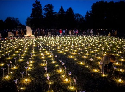 A nap legfájdalmasabb képe: ezer papírdaru vigyázza a gyermekek örök álmát Gyermekünk elvesztésénél nem lehet nagyobb tragédiát elképzelni.