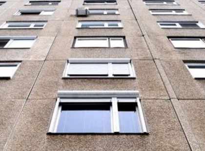 Így igényelhetsz önkormányzati lakást! Itt van az 5 legfontosabb dolog, amit mindenképpen tudnod kell ha önkormányzati lakást szeretnél! Sokkal olcsóbb, mint az albérlet, nagyon jó megoldás lehet fiataloknak és időseknek egyaránt! Itt vannak a részletek :