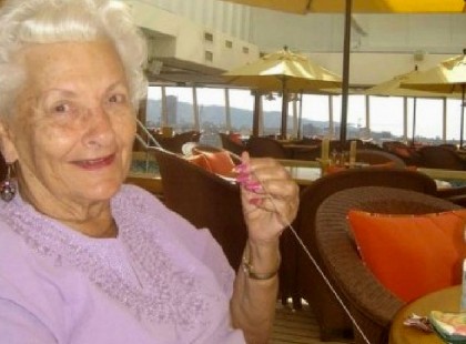 Egy férfi megkérdezte az idős nénit, miért van egyedül ezen a luxus tengerjáró hajós utazáson? A válasz sokkoló volt!