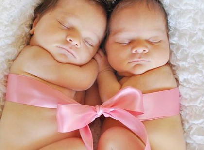 Két test egy lélek! Nézd meg, milyen édesek az újszülött ikrek