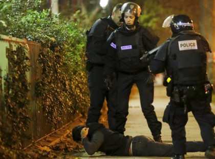 Azonosították a párizsi terroristákat. Többen is a migránsáradattal érkeztek!