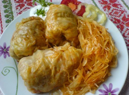 Töltött káposzta :) Ma töltött káposztát főztem, ahogy én szoktam a töltelékben egy kis füstölt tarjával. :) Isteni finom lett! :)