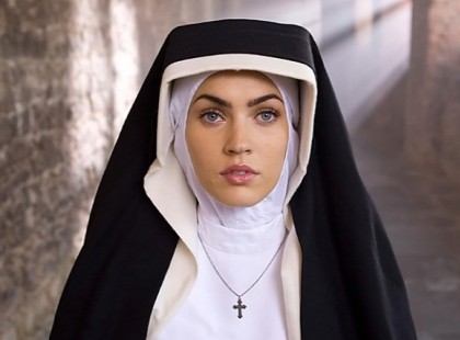 Egy apáca beül egy taxiba és bemondja a címet. Elindulnak, de a taxis gyakran néz rá kacéran. Végül az apáca nem bírja tovább, és megszólítja