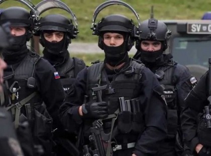 Döntöttek: Éjféltől lőhetnek az illegális bevándorlókra a katonák és a rendőrök!