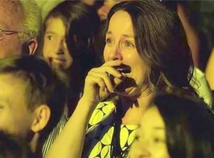 Hiába várta a férjét kislányuk bemutatóján. Végül nem látott a könnyeitől a meglepett anyuka!