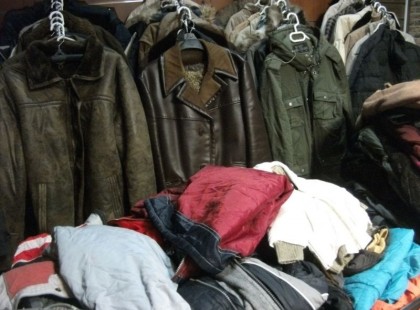 INGYEN ELVIHETŐ JÓ MINŐSÉGŰ RUHÁK, BÚTOROK, TAKARÓK, CIPŐK ÉLELMISZERCSOMAGOK RÁSZORULÓKNAK! Nem kell igazolni a rászorultságot, senki nem kér papírokat, jövedelemigazolást! Dolgozóknak, nyugdíjasoknak, gyermekeknek egyaránt ingyenes!