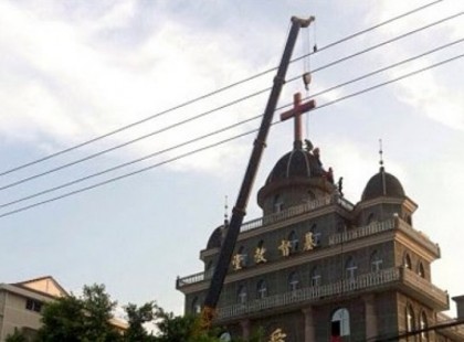 Európa öngyilkossága! Bontják a kereszteket a norvég templomokról, mert sérti a bevándorlókat